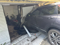 台中東勢轎車失控撞進民宅4人受傷  警調查原因