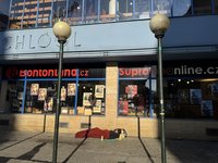 捷克街頭實驗給街友15萬  多數人找到工作與住房