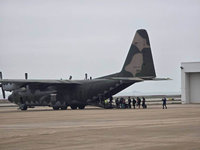 金門濃霧旅客滯留　軍機投入載運數百民眾返台