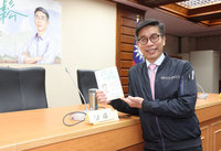 鍾佳濱發表新書　分享國會問政10年成果