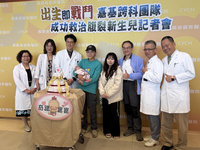 嘉基跨科團隊成功救治新生兒腹裂　送尿布蛋糕慶賀