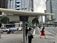 新北試辦自動化人行道遮陽傘　炎夏等紅燈涼一下