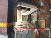 北市男經騎樓遭掉落天花板砸傷 建管處開罰業者12萬
