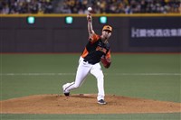 雄鷹、獅比賽因雨裁定和局　布雷克優質先發奪MVP