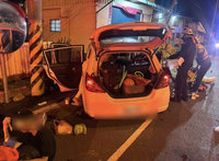 彰139線車禍　高中生開車疑追重機失控撞民宅4人傷