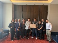 辜仲諒見菲體壇要角　允捐棒球物資推亞洲大聯盟