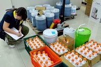 桃園康普茶涉改效期使用過期原料　4人交保