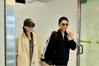 梁朝偉緊握劉嘉玲現身桃機  來台出席金馬奇幻影展