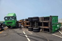 貨櫃曳引車疑急煞翻覆　台61線大園段事故處理中