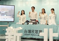 黃國昌提校園政見　李四川會里長、蘇巧慧帶小雞齊衝