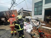 新北鶯歌砂石車翻覆釀8車事故　7人送醫意識清醒