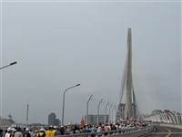 淡江大橋萬人登橋　侯友宜李四川蘇巧慧同框見證