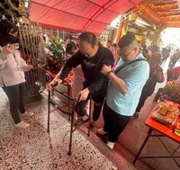 男中風進香路難行　勤復健走進白沙屯拱天宮圓夢