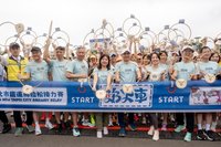 新北鐵道馬開跑　8057人分棒接力追火車