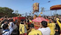 白沙屯媽祖回鑾最後一哩路 「粉紅超跑」換8人大轎