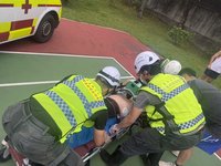 籃球場上生死一線員警即時救援  藝人何篤霖致謝