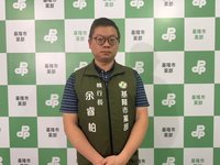 基隆童子瑋入校關心午餐　藍稱違中立綠指合情理