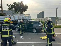 台中龍井轎車撞路旁貨車　駕駛逃逸、乘客1死1傷