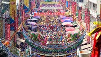 信眾擠爆為大甲媽祖祝壽  新港奉天宮分贈平安糕