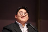 BTS經紀公司創辦人房時赫涉不當交易　韓警聲請逮捕