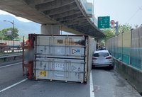 新北貨櫃車翻覆撞路邊違停車　車主買早餐逃過一劫