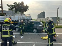 台中龍井轎車自撞奪2命　肇逃駕駛落網