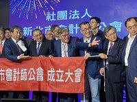 蘇巧慧李四川會計師公會搶票　黃國昌自行車催票