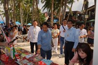 黃偉哲訪菲律賓祝賀阿克蘭省慶　登長灘島行銷台南