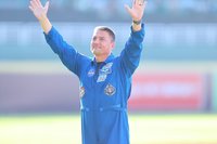 太空人林琪兒替桃猿開球　笑稱：是經歷過最可怕的事[影]