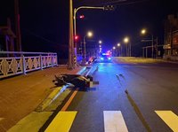 苗栗縣公館鄉自撞電桿事故　機車騎士送醫不治