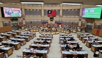 板橋警擬盤查　男竟翻牆竄入市議會後逃逸