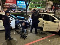 男涉毒駕拒檢撞4車釀3傷　自撞遭高雄警逮捕