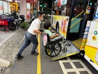 台中公車駕駛暖心服務身障者　厭學高中生也受感動