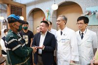 太魯閣勇士張森獲模範勞工 洪申翰花蓮慈濟醫院頒獎