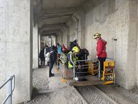 女登山客眠月線跌落邊坡  林鐵處出動台車及時救援