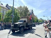 捷克皮爾森紀念二戰美軍解放　300輛軍車遊行吸睛