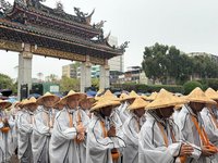 佛光山行腳托缽　百餘名新戒走入西門町結善緣