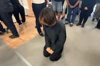 台南車禍殞命女警告別式　涉肇事女大生靈堂下跪