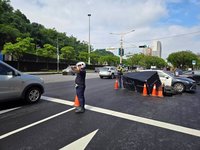 北市南港曳引車碰撞機車　男騎士當場身亡