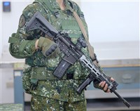 軍備局：T112步槍118年標配紅點瞄準及雷指器