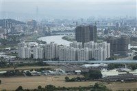 股市熱房市冷　住展風向球續亮黃藍燈