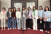 世界卵巢癌日　邱議瑩發青絲帶籲女性定期癌篩