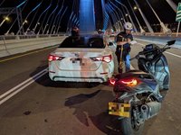 新北淡江大橋通車首起車禍　重機和小客車擦撞