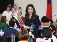 三班護病比入法　鄭麗文：國民黨會做護理人員後盾