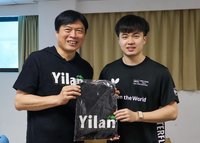 贈林昀儒「宜蘭帽T」　林國漳允優化運動環境