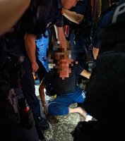 新北新莊男街頭揮長刀示威　警消破門壓制逮捕