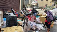 台中大甲街道堆置回收物鼠蟑流竄　市府派員清除