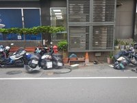 台中北區女開車疑恍神　逆向撞路旁9機車垃圾子母車