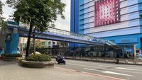 水源市場天橋玻璃上漆遭疑阻標語　北市：美化工程