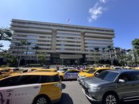 百名運將上街陳情　陳其邁成立計程車諮詢委員會